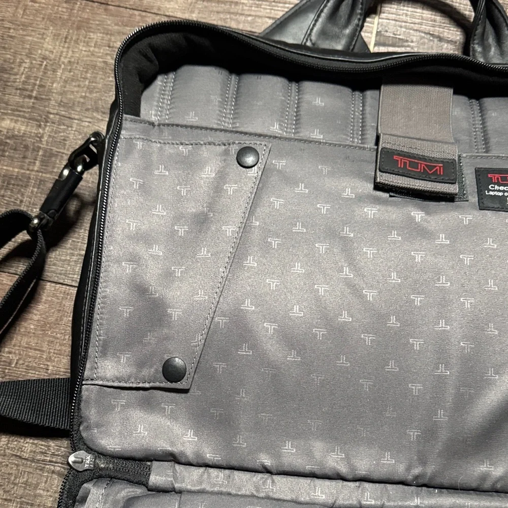 TUMI Alpha Expandable Leather Briefcase/ 💼 Laptop Messenger Shoulder Bag